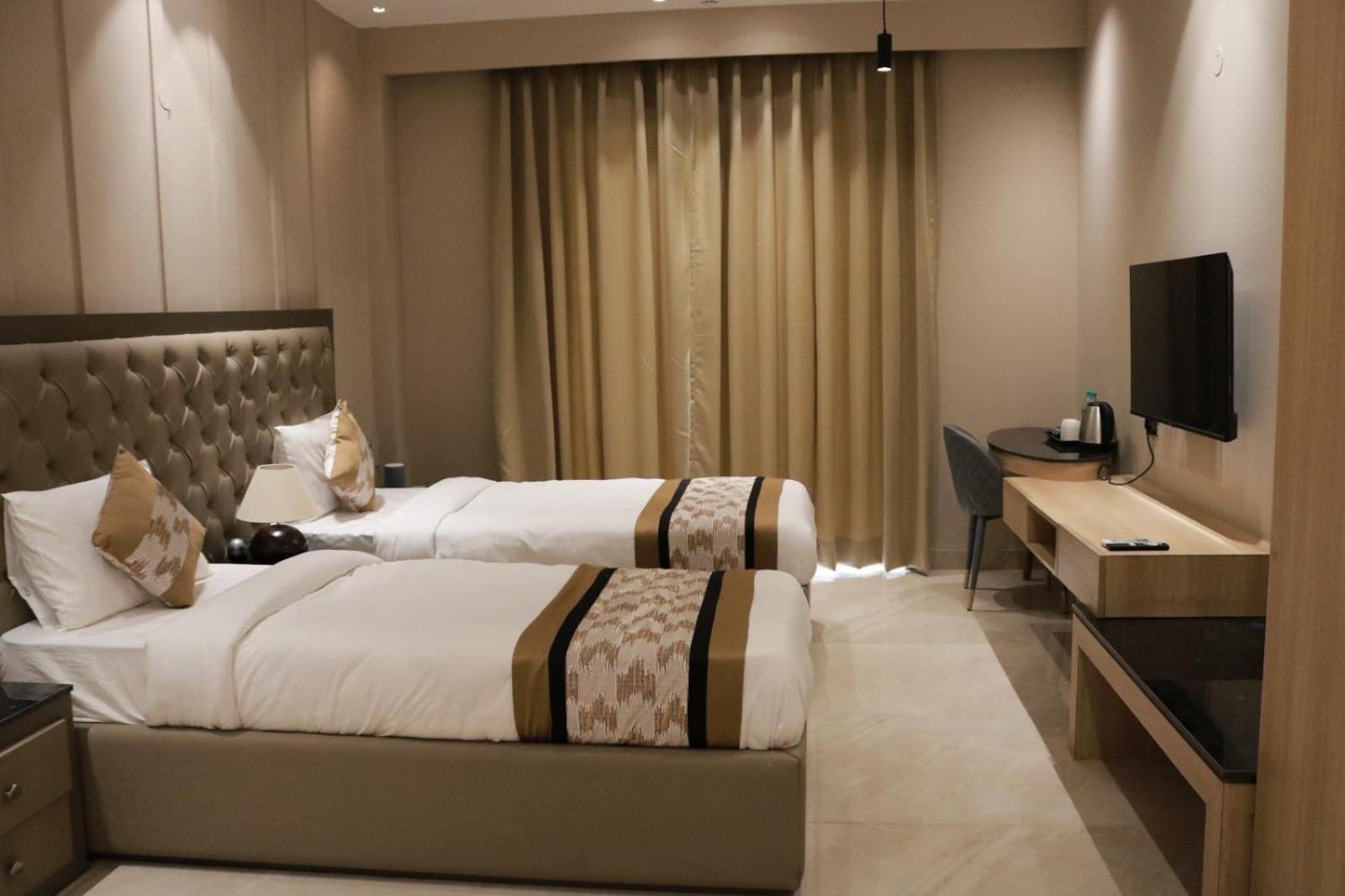 Infinity Stays Hotel Near Medanta Hospital Гургаон Экстерьер фото